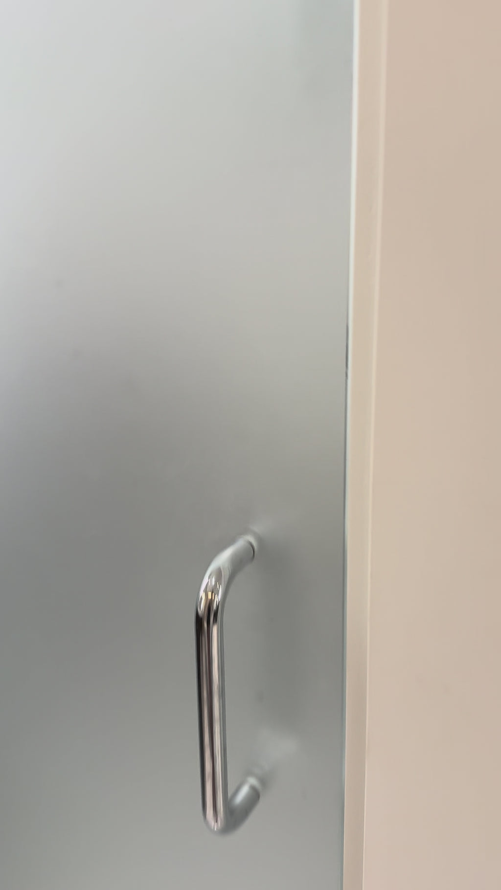 Video of someone getting pranked by a dummy Inflatable Squatting Andy